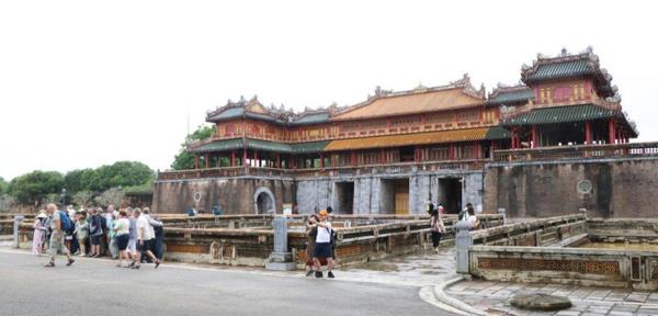 Quần thể Di tích Cố đô Huế đón đoàn du khách đầu tiên sau lũ