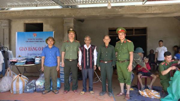 Công an xã A Vương tổ chức Gian hàng 0 đồng sẻ chia khó khăn, lan tỏa yêu thương với nhân dân sau mưa lũ