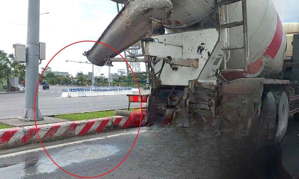 Xe trộn bê-tông... tưới đường