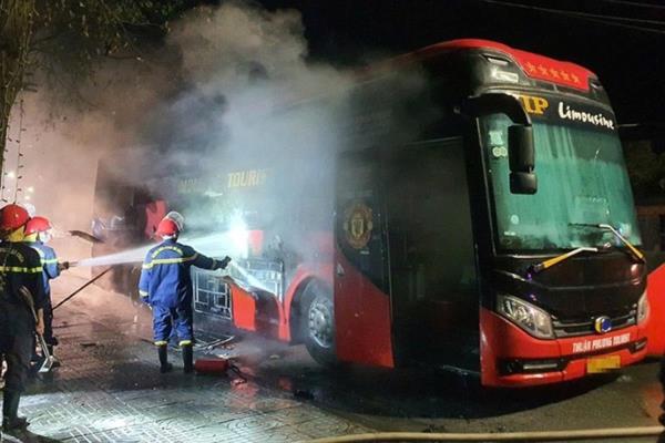 Bà Hỏa quá giang xe khách