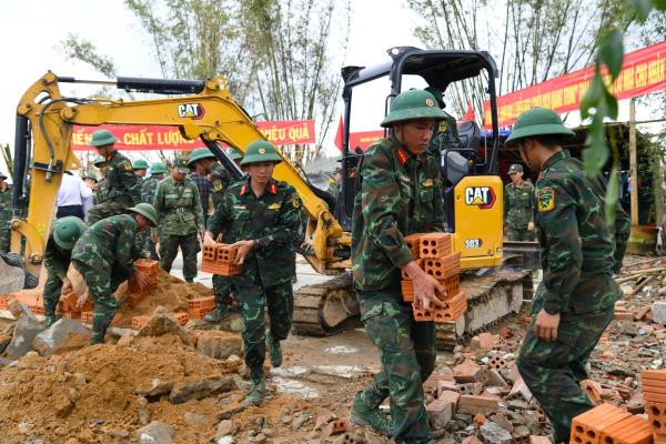 Thần tốc dựng nhà cho nhân dân vùng thiên tai kịp đón Tết