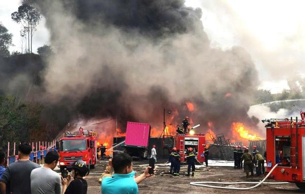 Công an Đà Nẵng điều robot cùng hàng chục xe chuyên dụng khống chế vụ cháy kho nhựa đường