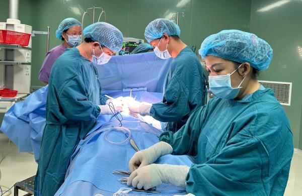 Phẫu thuật lấy búi tóc nặng 0,5kg trong dạ dày bé gái 6 tuổi