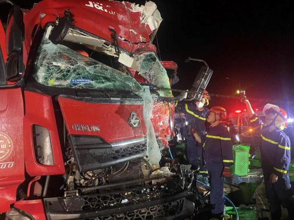 Tai nạn trên QL1A khiến 2 người thương vong