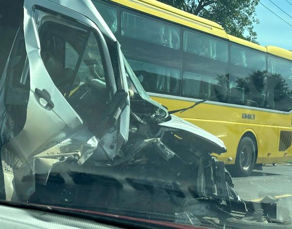 Xe khách 16 chỗ va chạm xe đầu kéo, 2 người bị thương