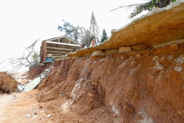 Sóng dữ nuốt chửng bờ biển Hàm Rồng, hàng quán chênh vênh trên miệng vực