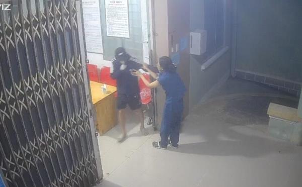 Nam thanh niên giả vờ mua thuốc rồi dùng dao khống chế cướp tiền của nữ nhân viên trạm y tế