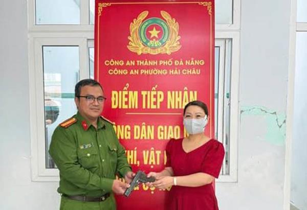 Người dân giao nộp hàng nóng