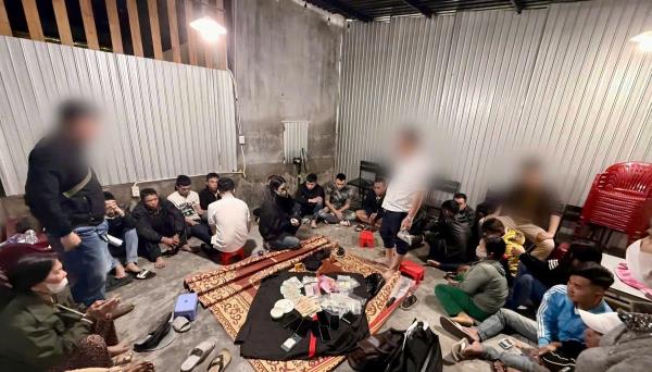 Sập sòng xóc đĩa trong quán cà-phê