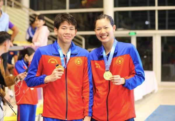 Bơi qua bóng huyền thoại