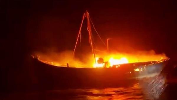Cháy tàu trên biển, thuyền trưởng và 55 thuyền viên được ngư dân kịp thời cứu sống