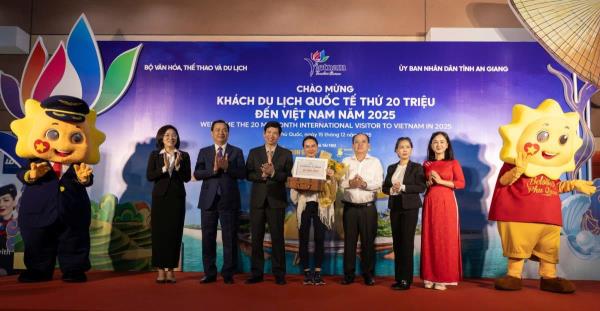Việt Nam đón khách du lịch quốc tế thứ 20 triệu, ghi dấu mốc tăng trưởng chưa từng có trong 65 năm qua