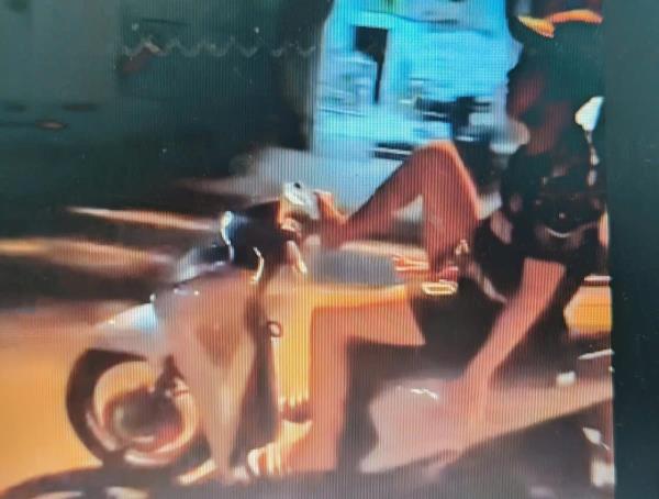 Điều khiển mô tô bằng chân, quái xế bị tịch thu xe