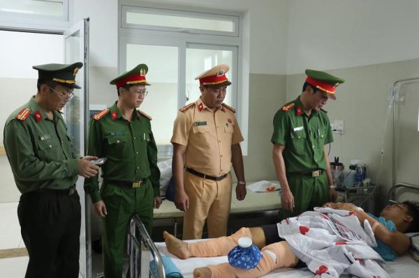 Thăm hỏi, động viên cán bộ CSGT bị thương khi làm nhiệm vụ