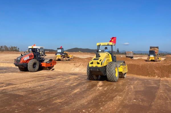 Tăng ca thi công bù tiến độ dự án đường cất hạ cánh số 2 Cảng hàng không Phù Cát