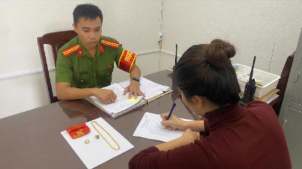 Chở người quen đến nhà ăn tô cháo rồi lén quay lại trộm 19 chỉ vàng