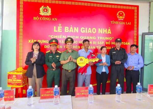 Bàn giao 2 căn nhà Chiến dịch Quang Trung đầu tiên do Công an xây dựng