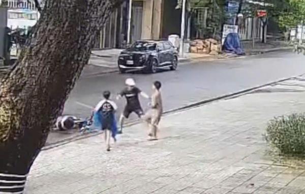Công an xác minh vụ 3 bé trai bị hành hung
