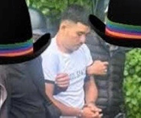 Đã bắt được nghi can dùng kéo đâm vợ giữa đường