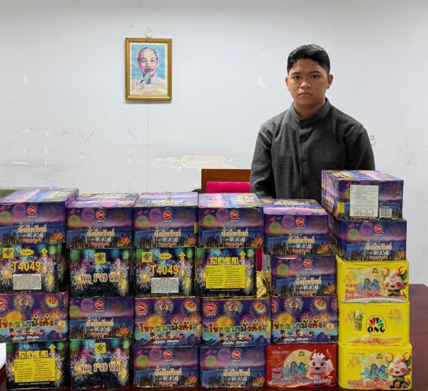 Tạm giữ hình sự để điều tra đối tượng mua bán hàng chục hộp pháo lậu