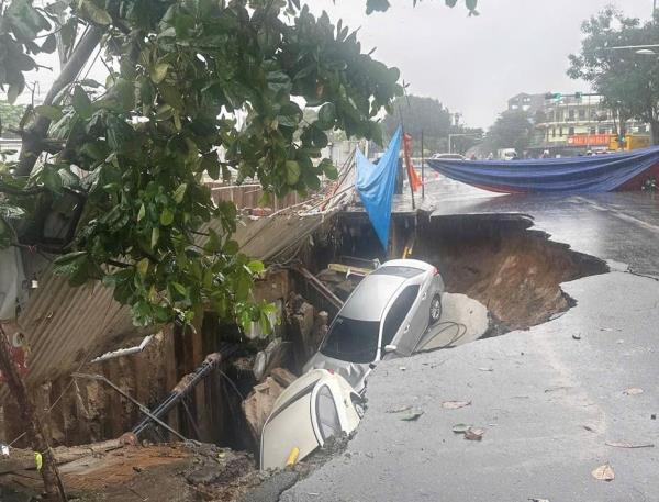 Đường Nguyễn Công Trứ bất ngờ sụt lún, tạo hố tử thần nuốt chửng ô tô