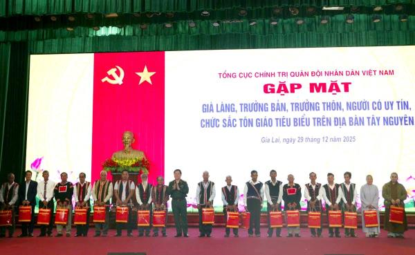 Đại tướng Nguyễn Trọng Nghĩa  gặp mặt già làng, trưởng bản, người có uy tín và chức sắc tôn giáo Tây Nguyên