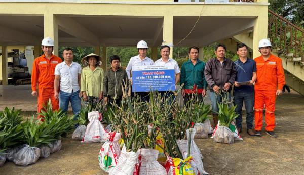 Công ty Thủy điện Sông Tranh tặng 162,5 triệu đồng để phát triển sinh kế cho bà con xã Trà Đốc