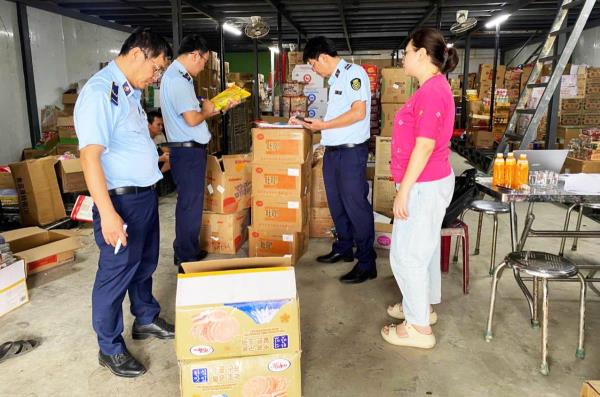 Xử phạt 12 triệu đồng đối với 1 trường hợp kinh doanh thực phẩm không rõ nguồn gốc