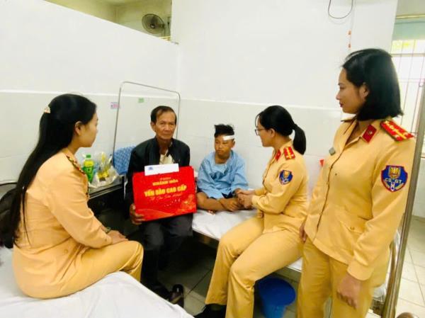 Cảnh sát giao thông Công an TP Đà Nẵng hỗ trợ 2 cháu nhỏ có hoàn cảnh khó khăn bị tai nạn giao thông