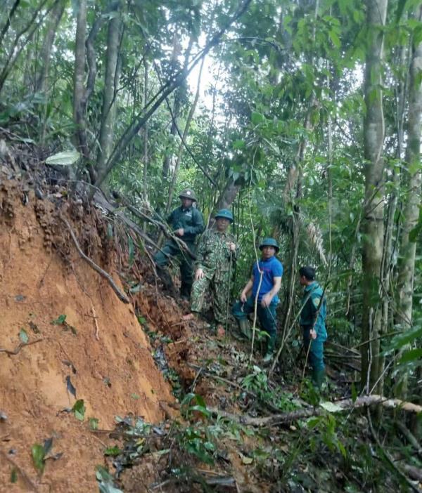 Xuất hiện vết nứt lớn kéo dài 200m tại khu dân cư ở xã Tây Giang