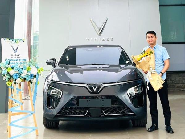 Dạy lái bằng VinFast VF 7, chủ xe chia sẻ: Nhiều học viên sau khi nhận bằng mua ngay xe điện
