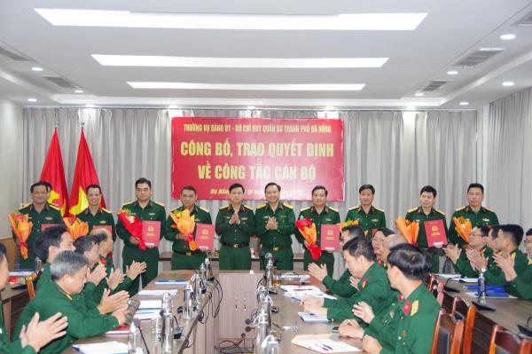 Trao quyết định điều động, bổ nhiệm giữ các chức vụ cho 14 cán bộ quân đội