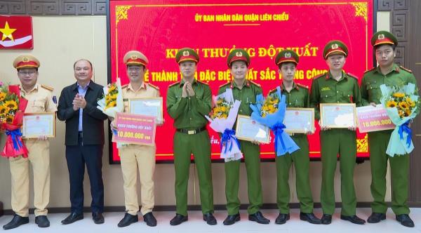 Khen thưởng đột xuất các tập thể, cá nhân lập thành tích trong tấn công trấn áp tội phạm