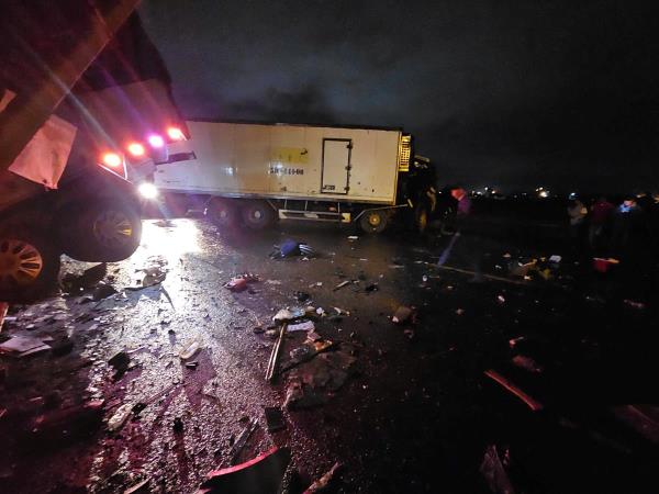 Bình Định: Tai nạn giữa 3 xe tải khiến nhiều người bị thương