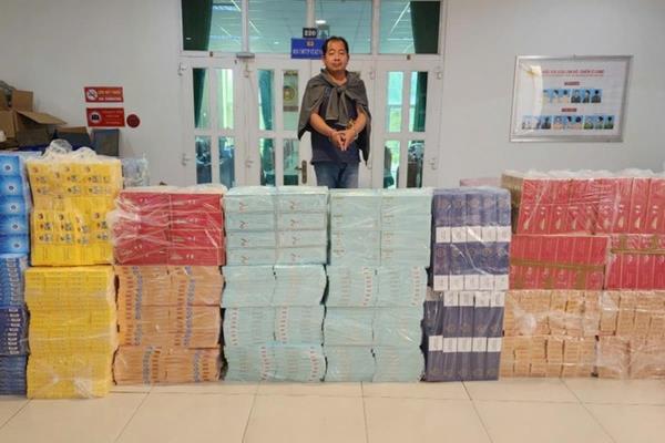 Bắt nhóm vận chuyển thuốc lá lậu quy mô lớn ở TPHCM