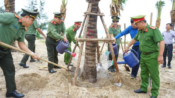 Công an TP Đà Nẵng ra quân trồng cây, làm sạch bãi biển