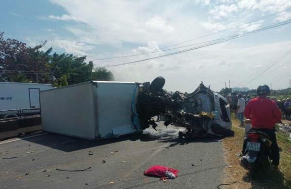 Xe tải gặp nạn, phụ xe tử vong