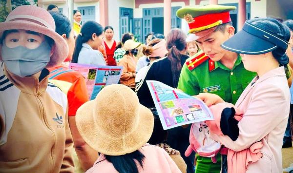 4 cùng với nhân dân vùng biên