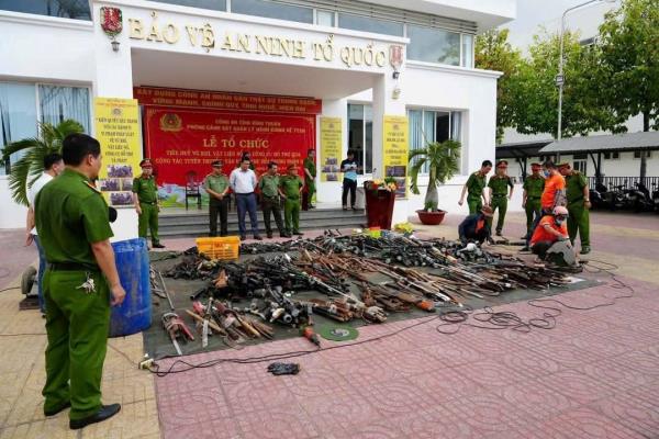 Tiêu hủy hơn 4.000 loại vũ khí, công cụ hỗ trợ và pháo