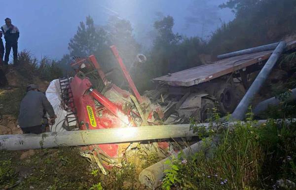 Xe đầu kéo lao xuống vực, 3 người thương vong