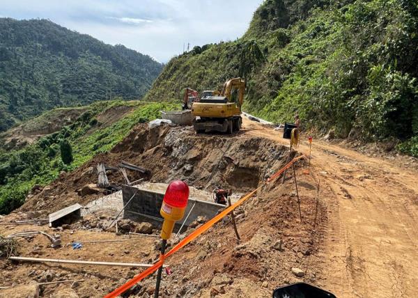 Người dân bức xúc vì 4 năm chưa làm xong tuyến đường tái thiết vùng sạt lở