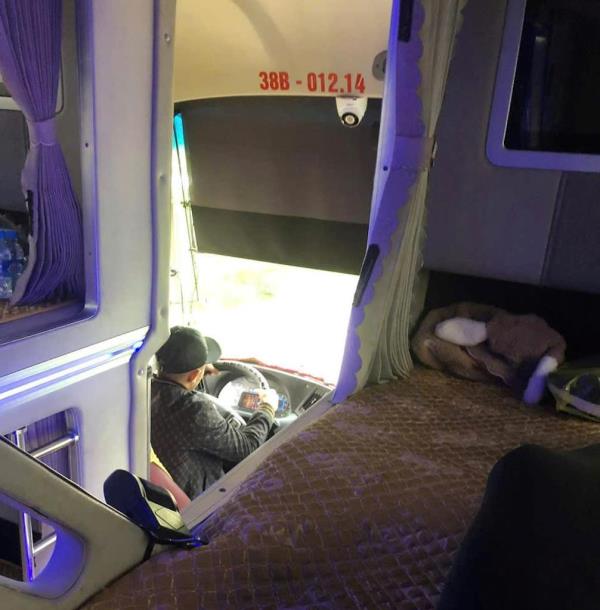 Xác minh tài xế xe khách vừa lái xe vừa chơi game