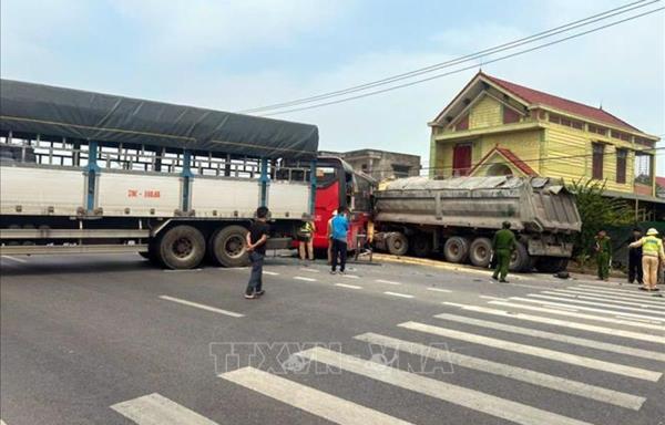 QL1A liên tiếp bị ách tắc do tai nạn giao thông