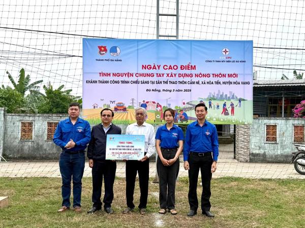 Sôi động Ngày cao điểm tình nguyện xây dựng nông thôn mới tại Hòa Vang