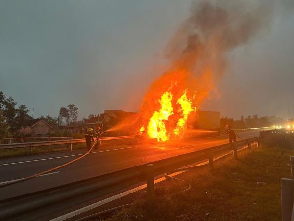 Xe đầu kéo bốc cháy dữ dội trên cao tốc Đà Nẵng – Quảng Ngãi