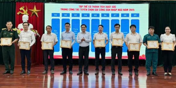 Khen thưởng nhiều tập thể, cá nhân trong công tác tuyển chọn, gọi công dân nhập ngũ