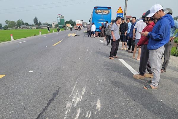 Xe khách cuốn xe máy vào gầm