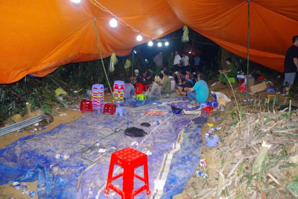 Xóa sòng bạc khủng trong rừng tre