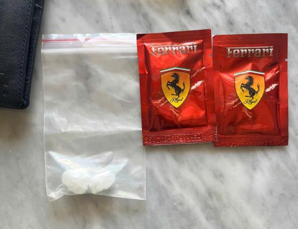 Hai thanh niên lận ma túy quanh người đến khách sạn hạng sang để lên tiên