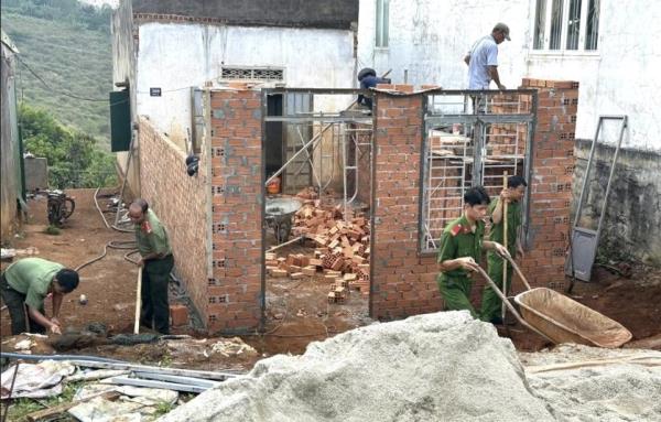 Tuổi trẻ Công an Đắk Nông chung tay xóa nhà tạm, nhà dột nát